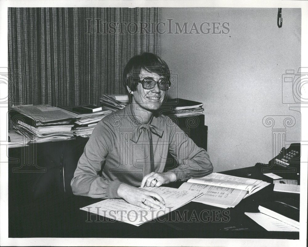 1979 Ann Simmonds Banker Wrote Books Smile - Historic Images