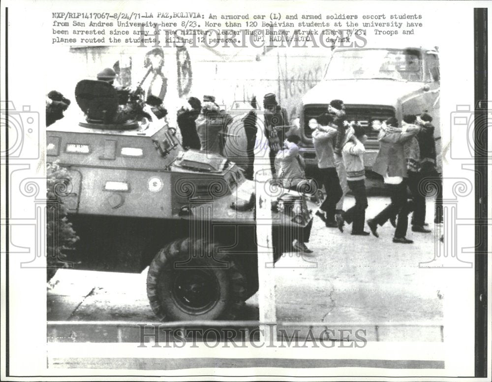 1971, armored car soldiers students Bolivia - RRV93507 - Historic Images