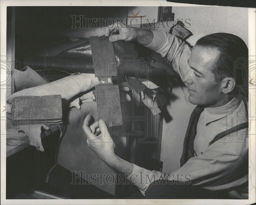 1949 Press Photo Books Leather Skin Edward MacLean - RRV93519 - Historic Images