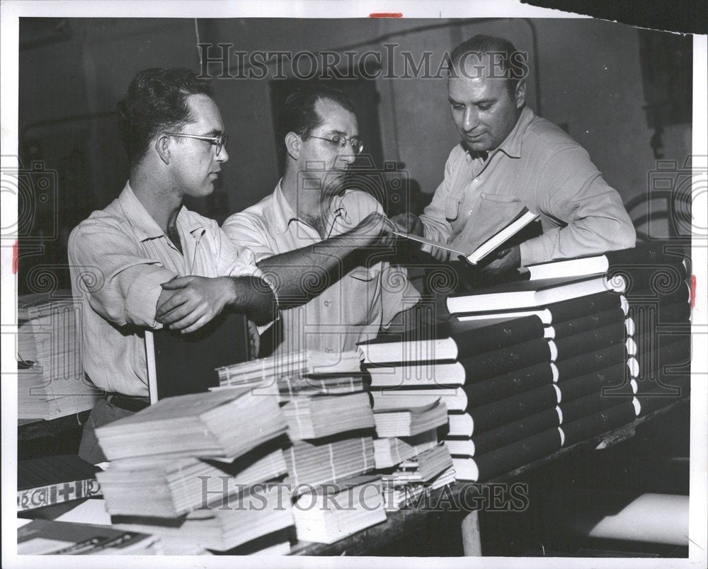 1954 Press Photo Book Binding Book Assembling Papers - RRV93523 - Historic Images