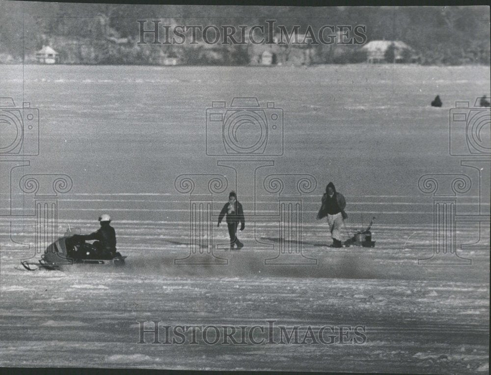 1972 Press Photo Lakes Fox Fun - Historic Images