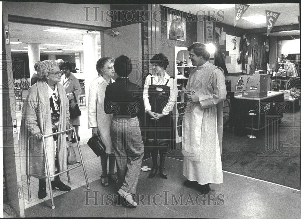 1977 Press Photo Joseph Ruiz Ford Shopping Center Mich - Historic Images