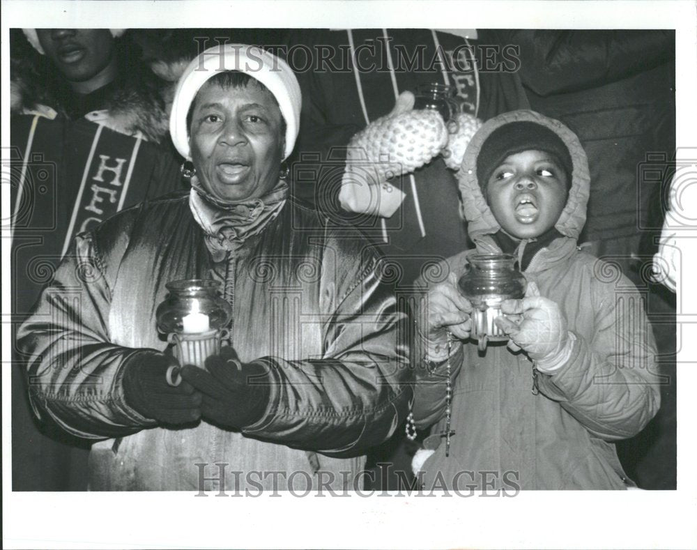 1990 Press Photo Cleveland Judith Candle Sing - Historic Images