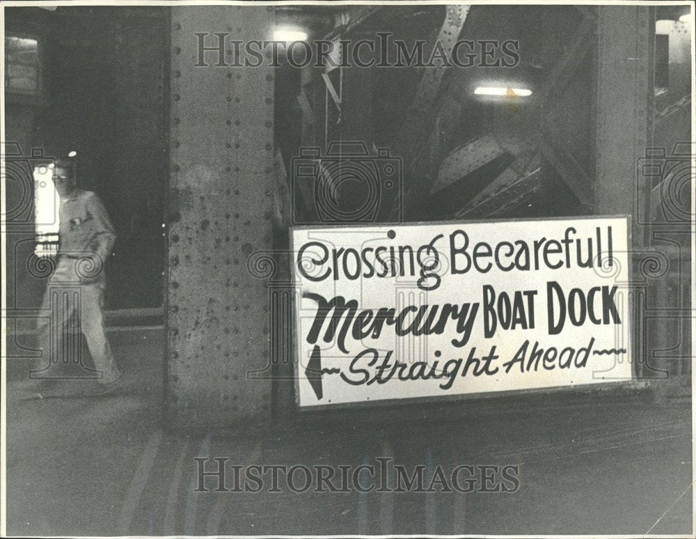 1964 Press Photo Mis-spelled sign Michigan Ave Bridge - RRV94205 - Historic Images