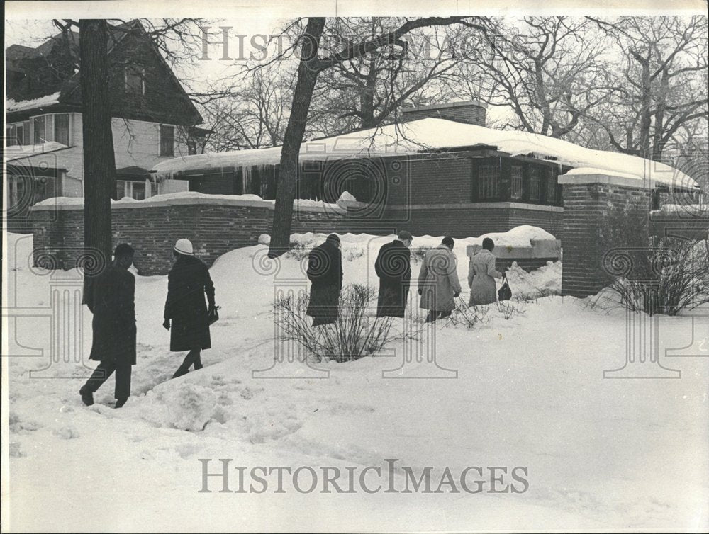 1967, visitors Oak Parke home Roberts enter - RRV94451 - Historic Images