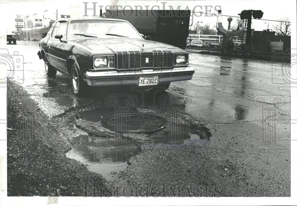 1979, pothole deep ruts traffic slow down - RRV94479 - Historic Images