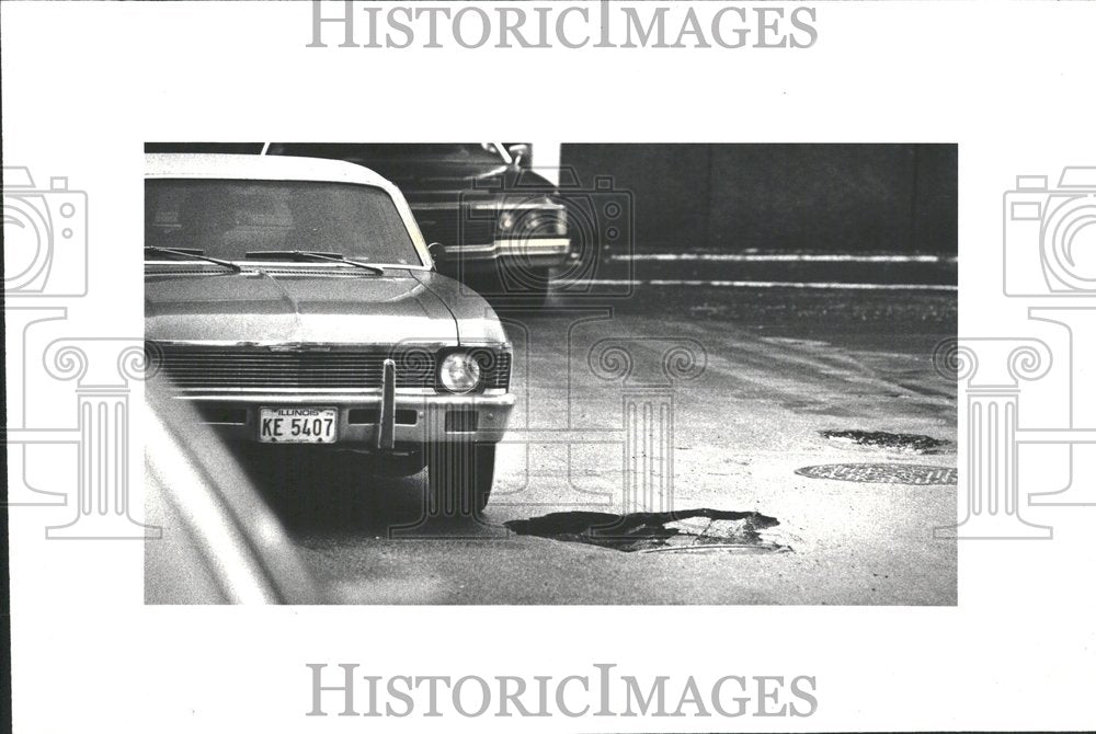 1979 motorists divided avoid pothole Canal - Historic Images