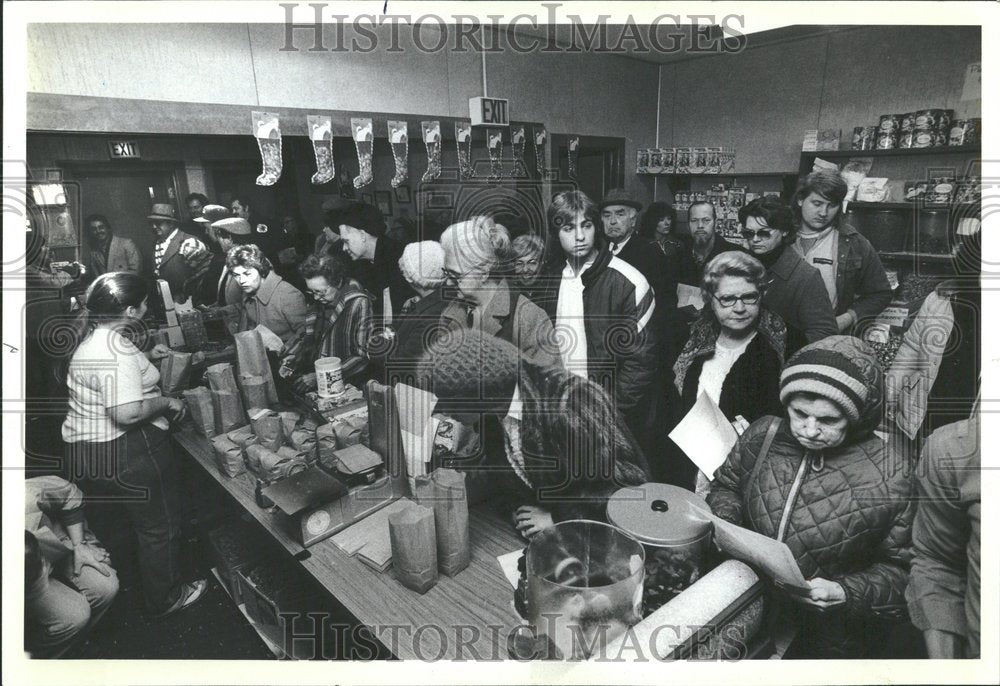 1981, Georgia Nut Co Holiday Crowds Cashier - RRV94563 - Historic Images
