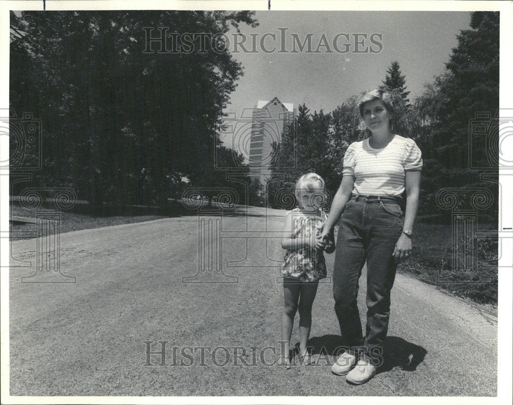 1987 Press Photo Oakbrook Residents Walking Street - Historic Images