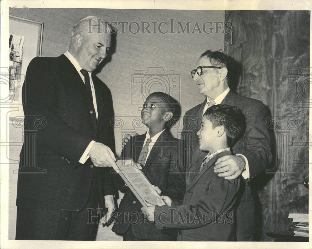 1964, Boys Club Gives Award Daily News - RRV94831 - Historic Images