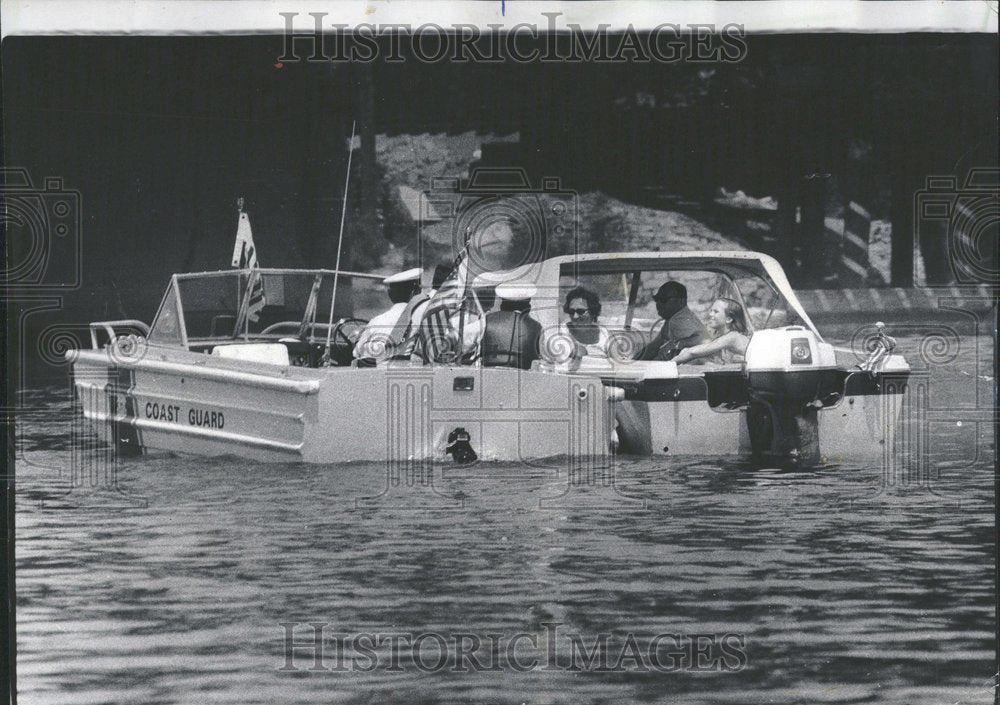 1974 Press Photo Speeding Cruiser US Coast Guard Boat - RRV94917 - Historic Images