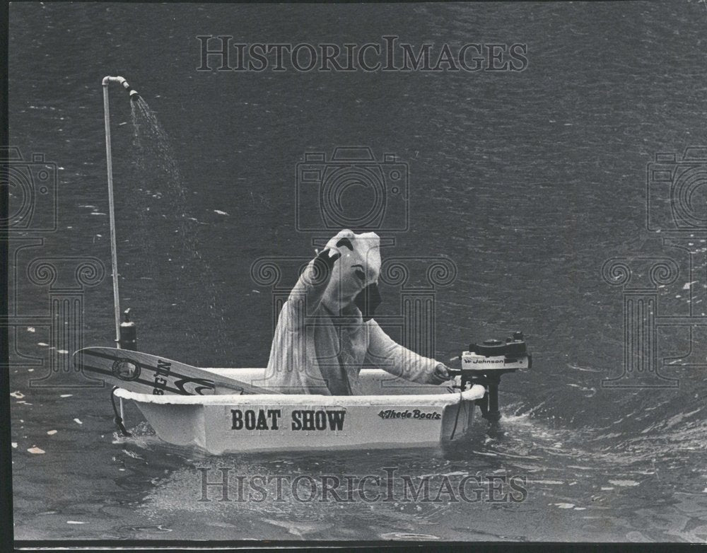 1972 Press Photo Polar Bear Bathtub Boat Show Chicago - Historic Images