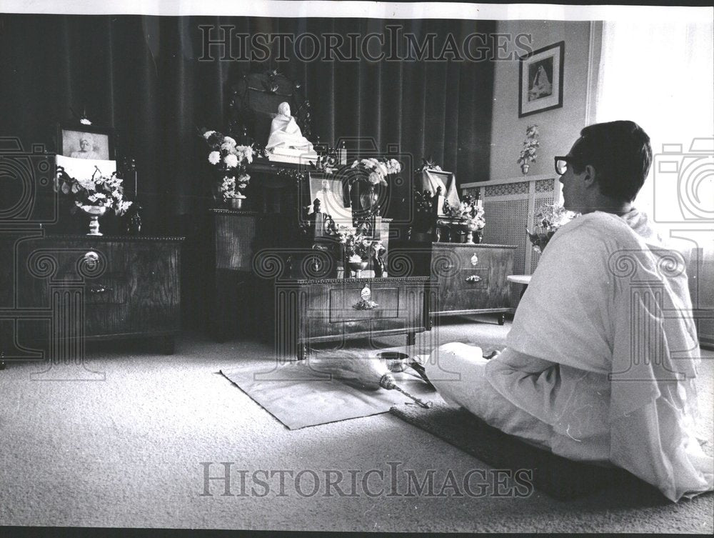 1967 Hindu Temple Man Praying Chicago - Historic Images