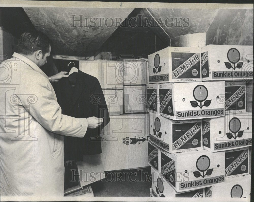 1970 Press Photo Police Stolen Suits Strube Company - Historic Images