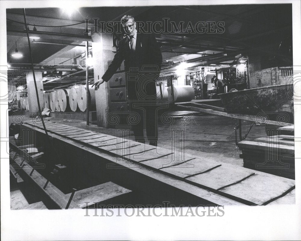 1969, Pete Walsh Conveyor Newsprint Roll - RRV95171 - Historic Images