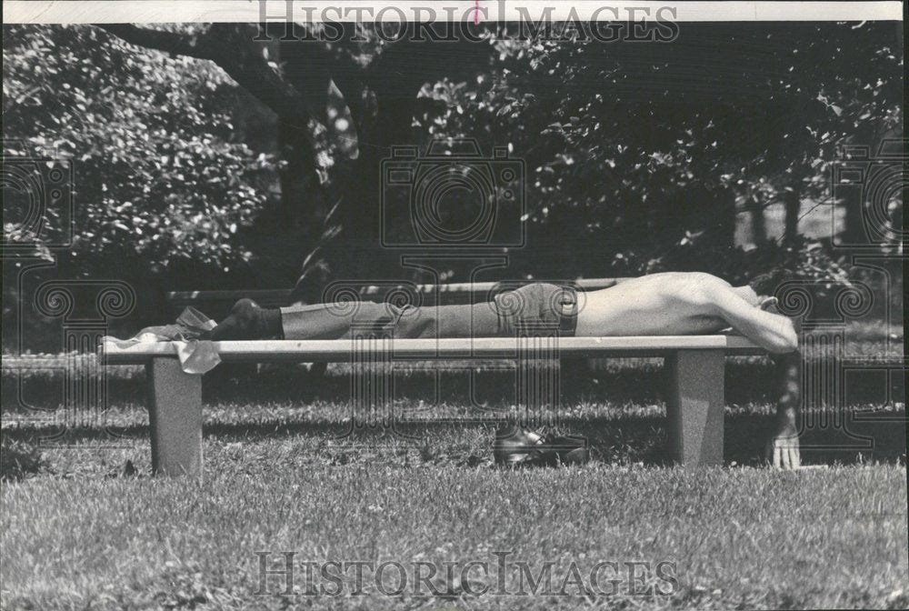 1972 Press Photo Sun Bathing Park Benches - Historic Images