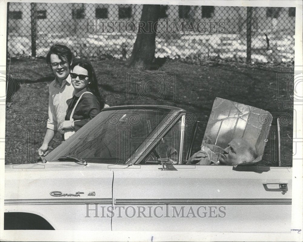 1970 Press Photo Man Car Tanning Aluminum Foil Screen - RRV95425 - Historic Images