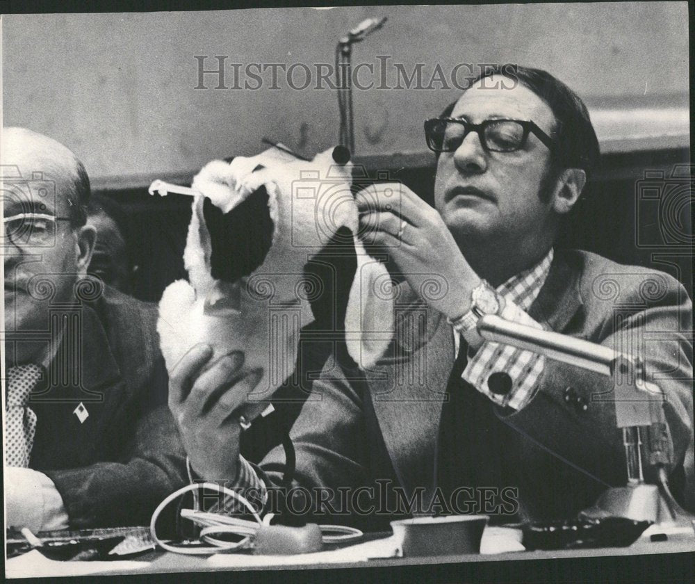 1971 Press Photo Pointed Dart Child unsafe toys - Historic Images