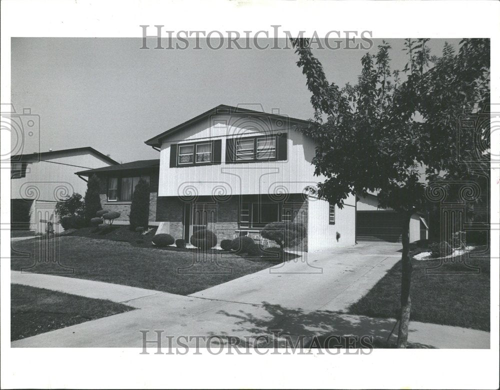 1986, Bremen Town Subdivision Trilevel Home - RRV95469 - Historic Images