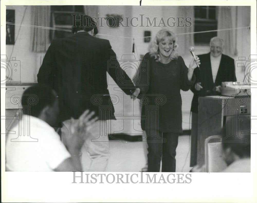 1985 Press Photo Singer Polly Podewell Dances - Historic Images