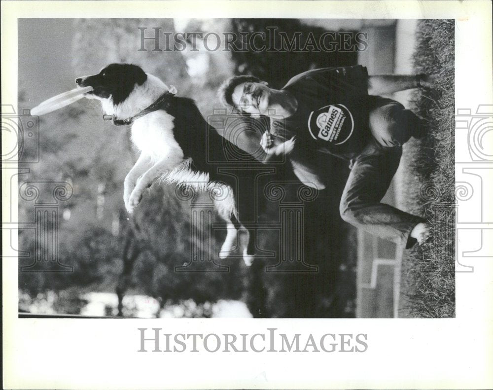 1985, Peter Bloeme, his dog Chicago - RRV95629 - Historic Images