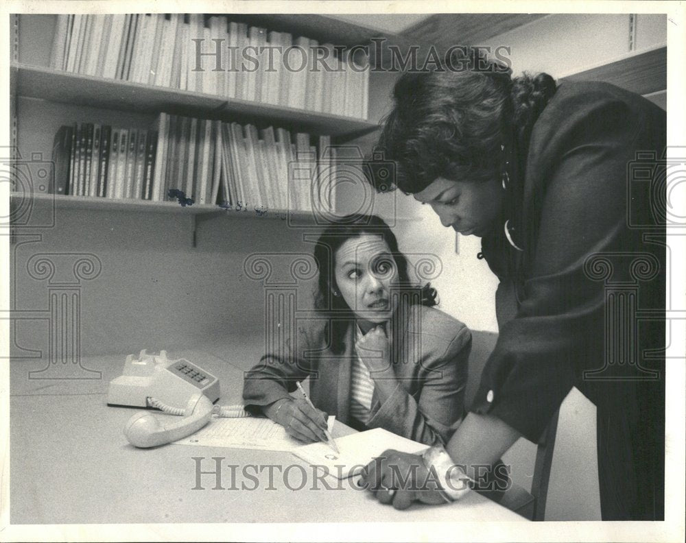 1984 Press Photo Homework Hotline Gloria Cruz Student - Historic Images