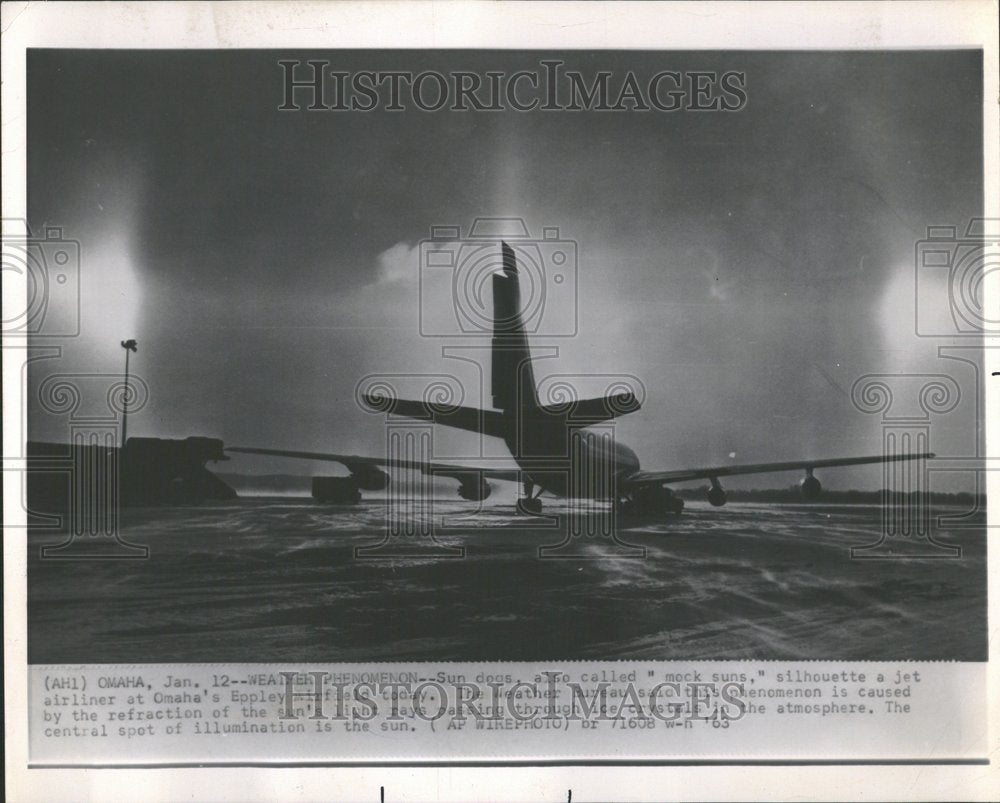 1963 Press Photo Sun Dogs &quot;Mock Suns&quot; Silhouette Jet - RRV96011 - Historic Images