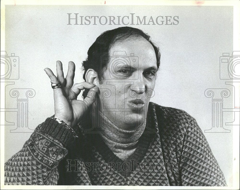 1982 Press Photo Sign language: We&#39;re V-E-R-Y close - Historic Images