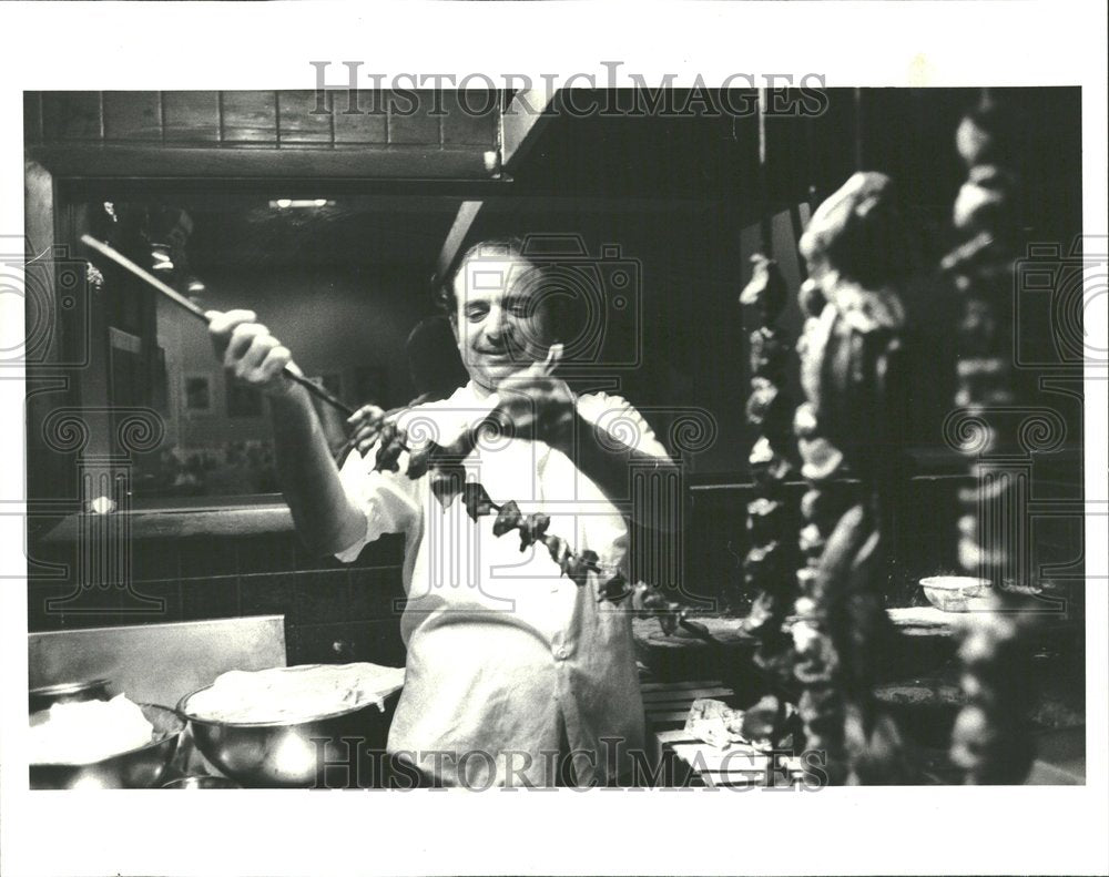 1978, Gaylord India skewer chicken chef oven - RRV96147 - Historic Images