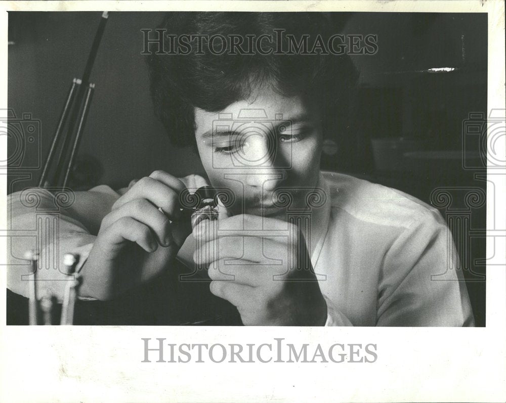 1982 Jeweler Dean Kagan Examines Gems - Historic Images