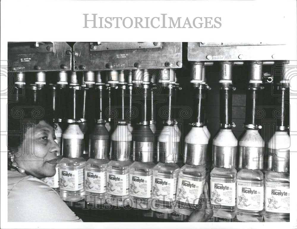 1991 Press Photo Lela Griffin Inspects Bottle - Historic Images