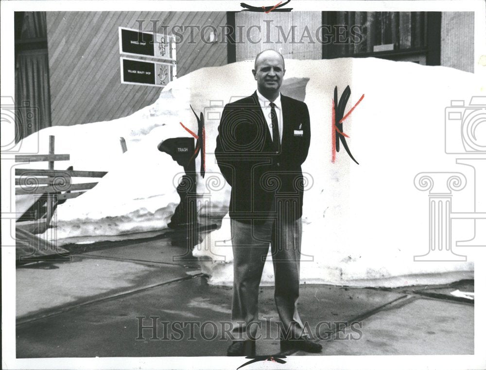 1965 Press Photo Emmett Hodgkins Welcomes Visitors - Historic Images