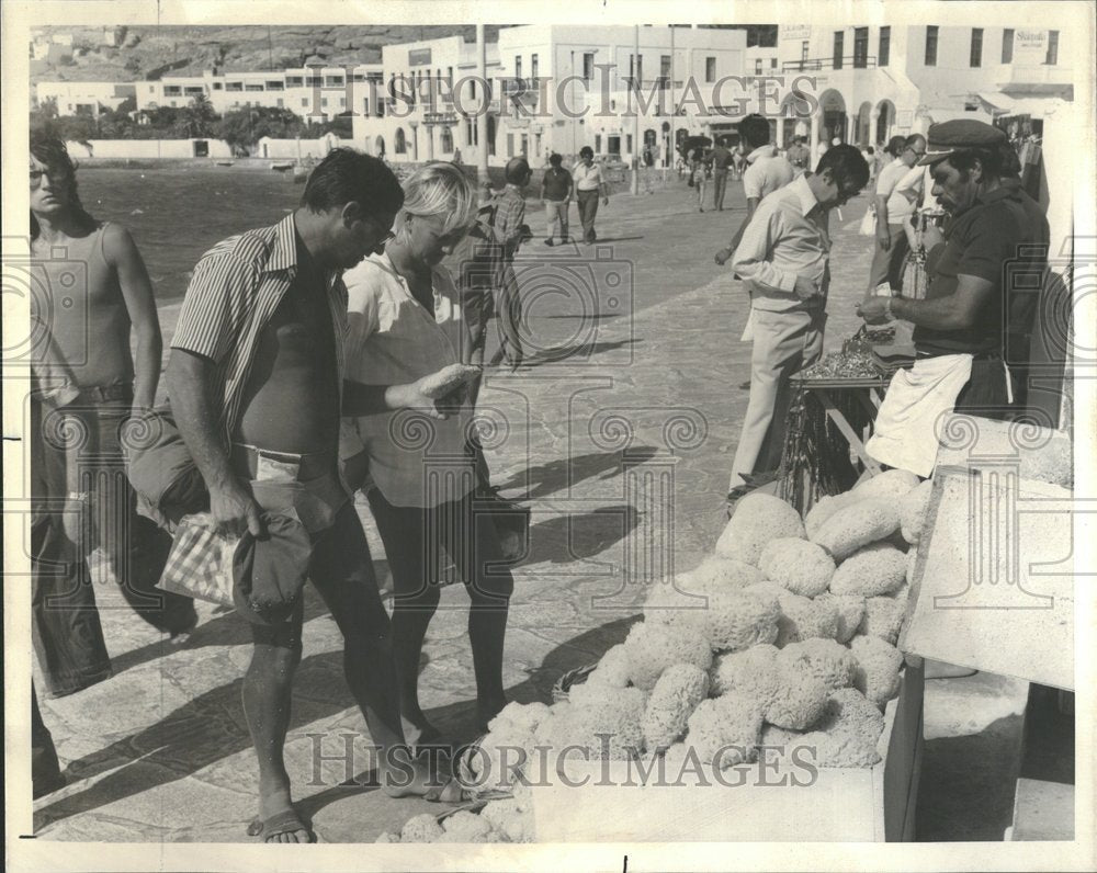 1976 Greek Fisherman Sell Aegean Sponges-Historic Images