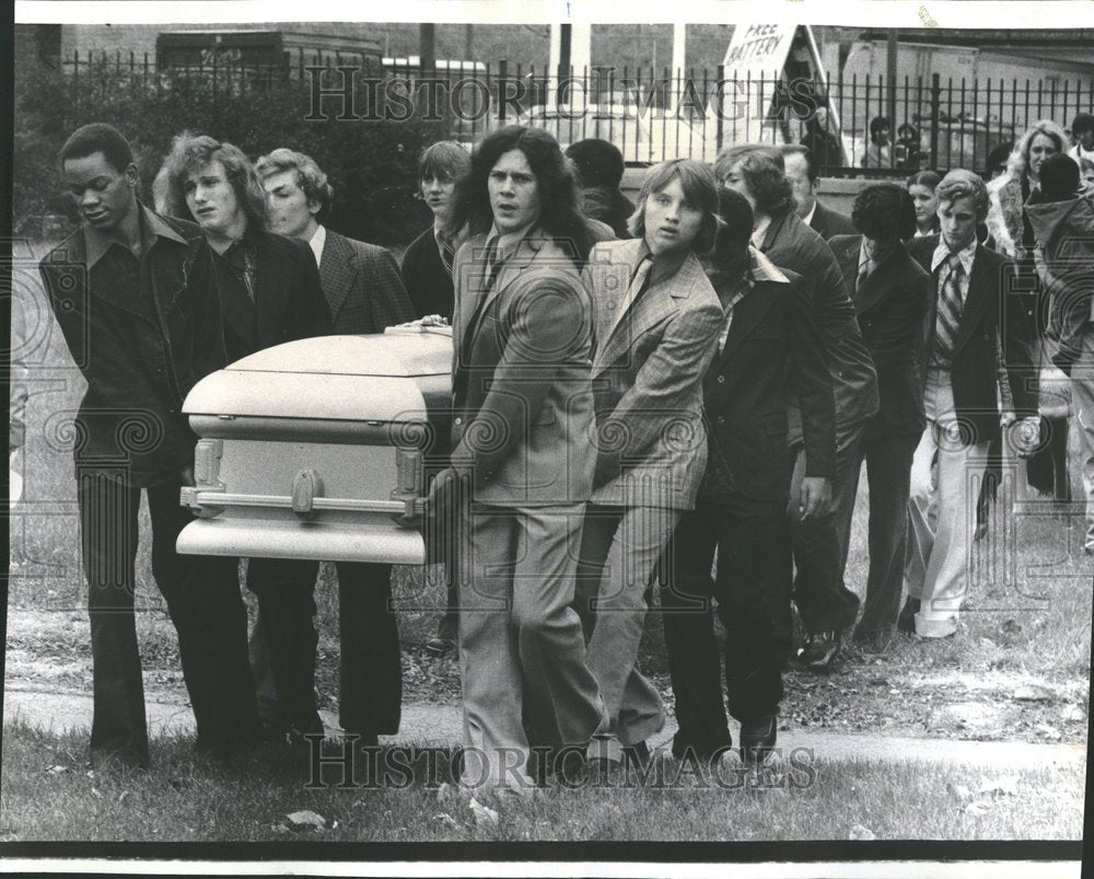 1973 Press Photo Henry Cemetry Friend Coffin Angel - Historic Images