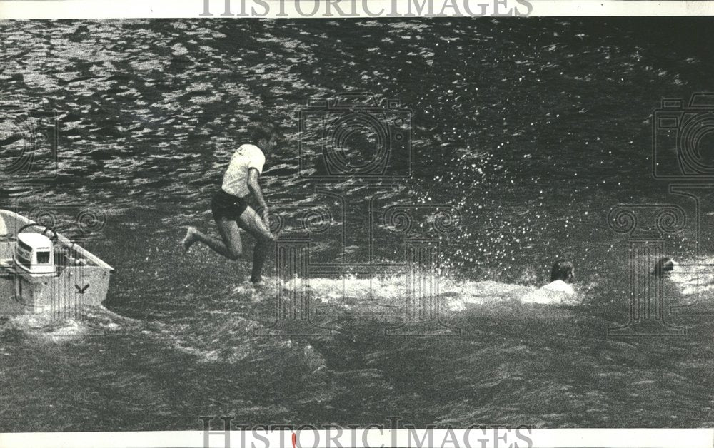 1978, Chicago River Lifeguards Save Youth - RRV97105 - Historic Images