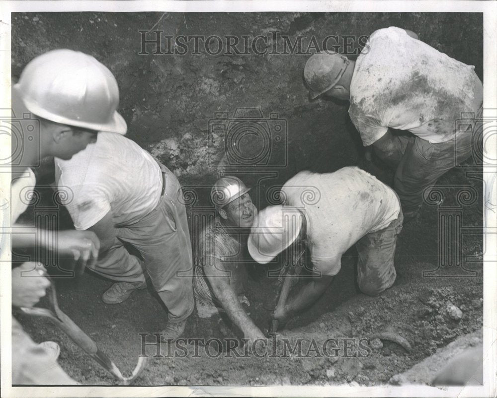 1961 Press Photo Fellow Wormen Shovel Loose Earth Neil - Historic Images