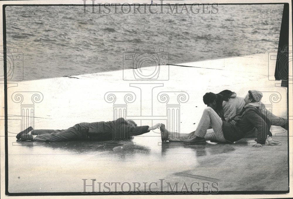 1980 Press Photo Pedestrian Slips on Ice - RRV97153 - Historic Images