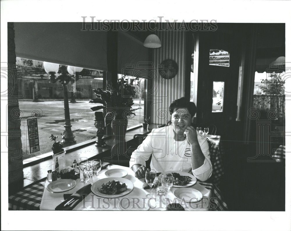 1994 Press Photo Chet Fabrizio Patan Kitchen La Luce - RRV97335 - Historic Images