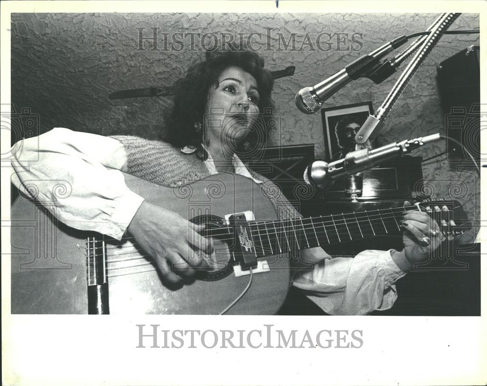 1984, El Gaucho guitarist Lilly Campuano - RRV97339 - Historic Images