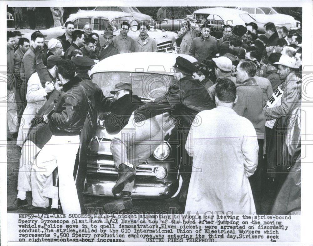 1965 Press Photo Picket Sperry Gyroscope plant strike - RRV97441 - Historic Images