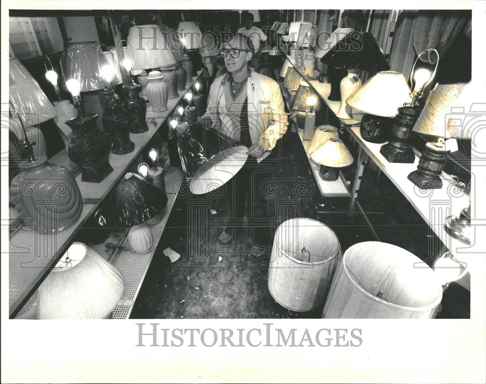 1987, George Reisman Natalie Lamp housewares - RRV97481 - Historic Images