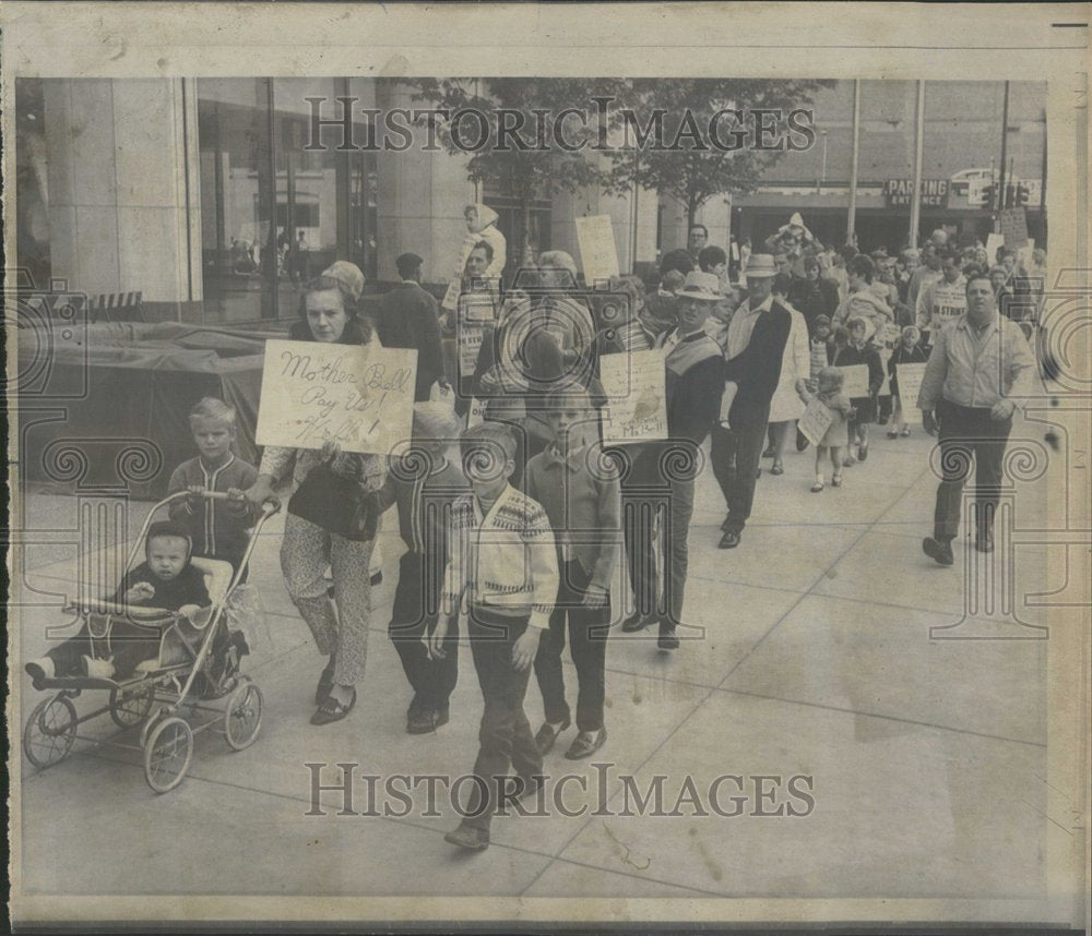 1968, Family day picket line Chicago walk - RRV97511 - Historic Images