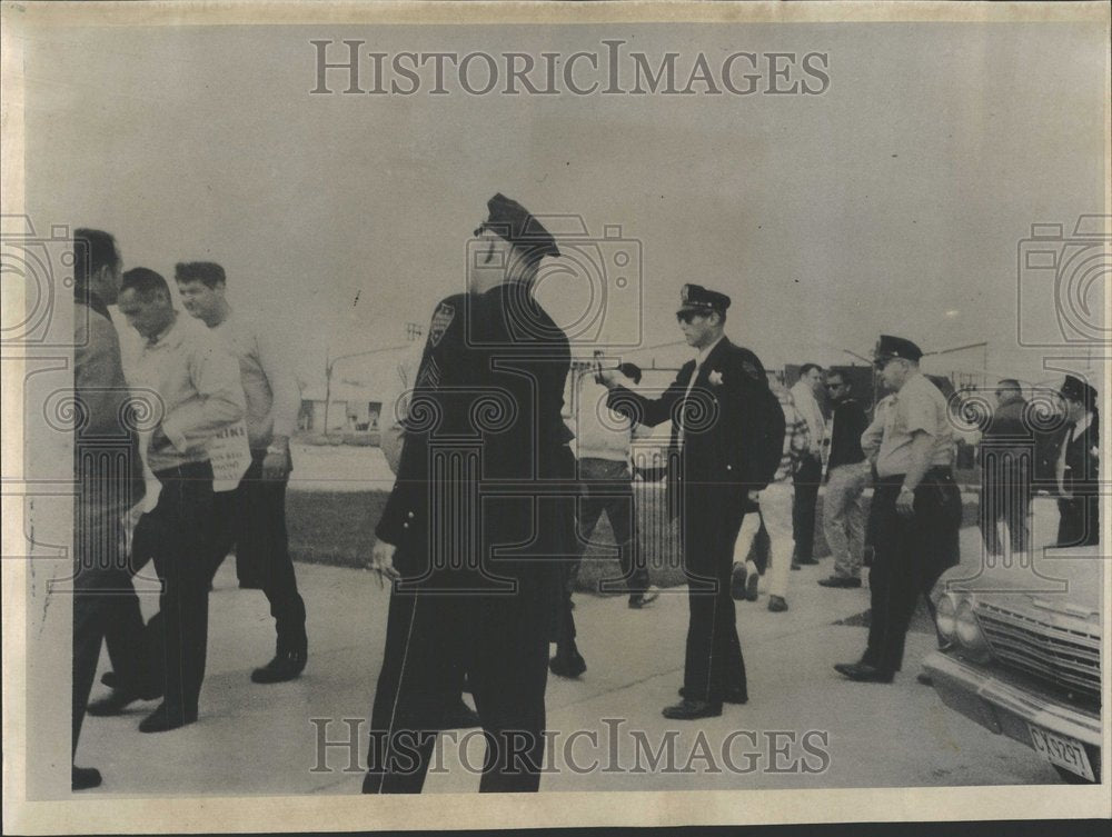 1968 Chicago Ridge policeman chemical Mace-Historic Images