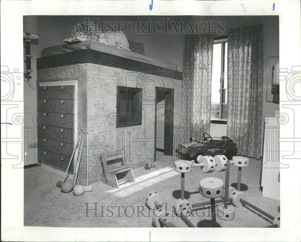 1976 Morton Grove Interior designing farm-Historic Images