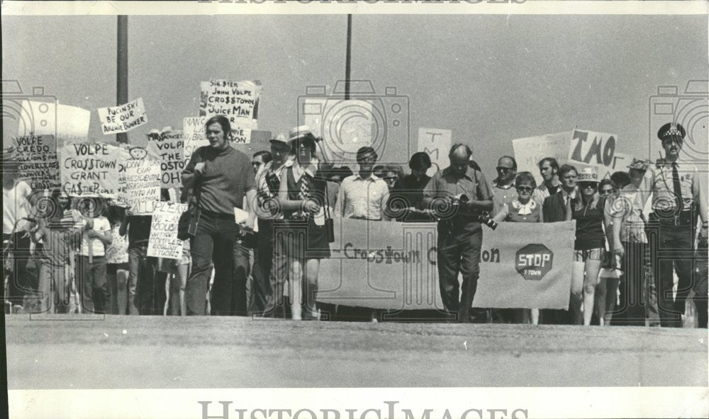 1972 Chicago North shore Highways Protester-Historic Images