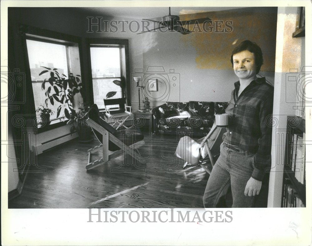 1984 Press Photo Eileen Kreutz Living Room Apartment - RRV97845 - Historic Images