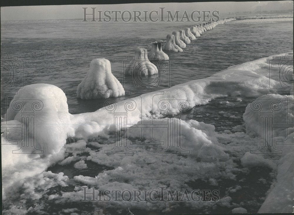 1960 Ice cakes Fullerton lakefront Chicago-Historic Images