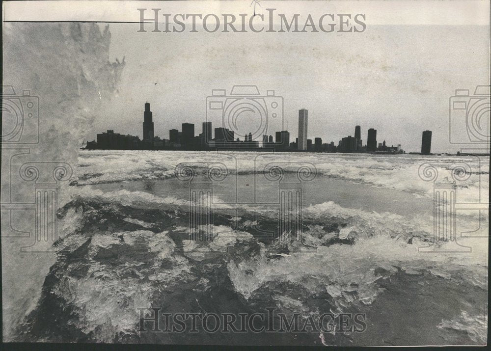 1975 Press Photo Lake Michigan water chaser Splash - RRV97889 - Historic Images