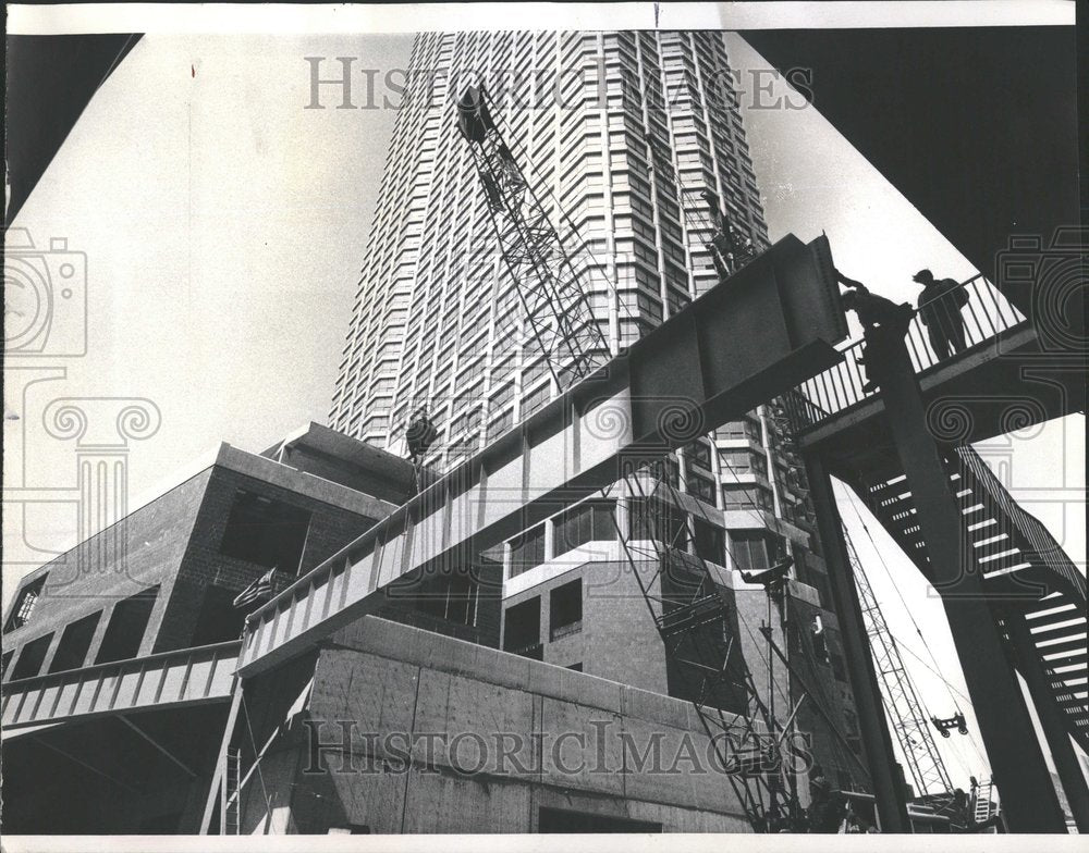 1987 Press Photo Heavy Beams Place Ironworker - RRV97905 - Historic Images