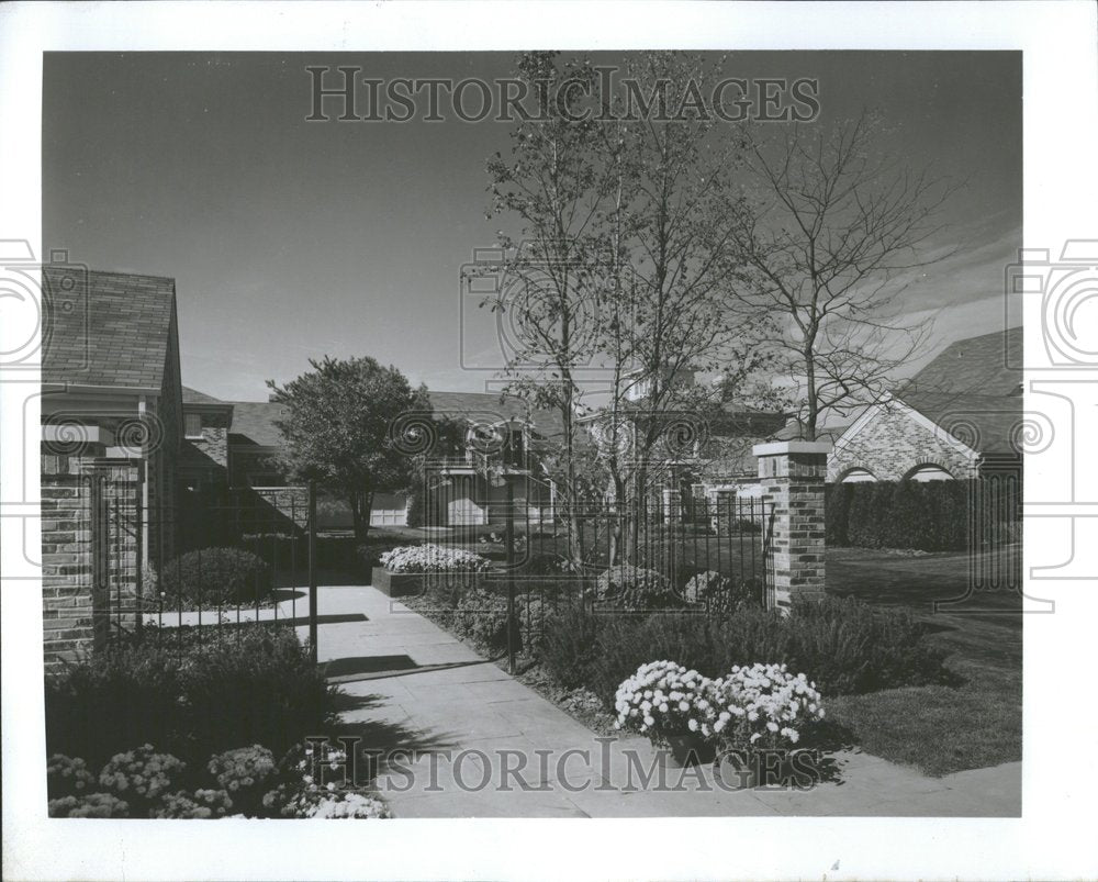 1978 Well-executed landscaping good clue-Historic Images